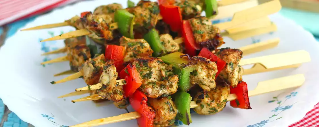 Grillgerichte und Salate: So stellt man ein leichtes Gericht zusammen, ohne hungrig zu bleiben