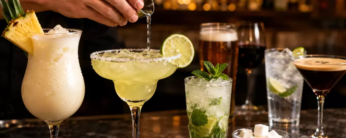 Du unterschätzt deinen Drink: Die versteckten Kalorien in 10 beliebten Bar-Drinks – hier sind sie