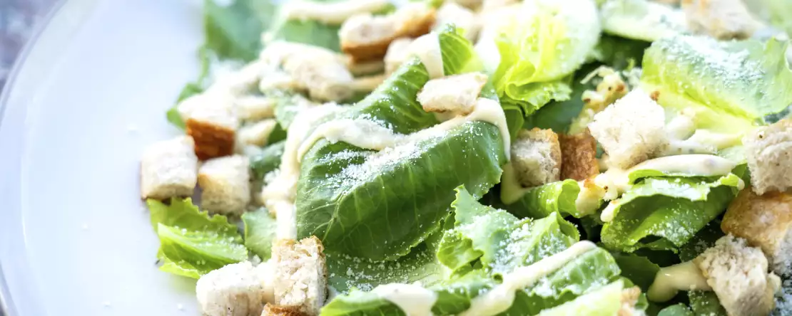Das doppelte Dressing, das Salate, die in einer Brotdose mitgenommen werden, noch besser macht