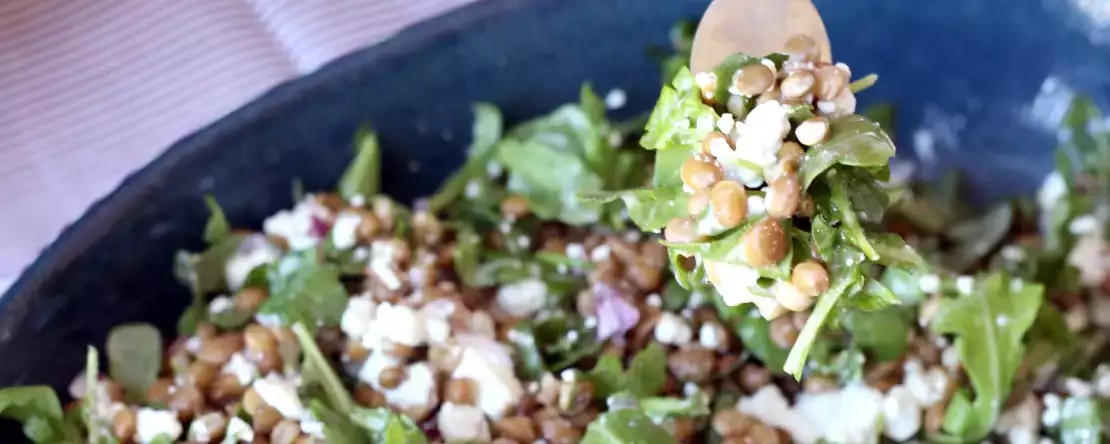Linsen, Hüttenkäse, Zitrone: Der 10-Minuten-Salat, der das Mittagessen wirklich aufpeppt