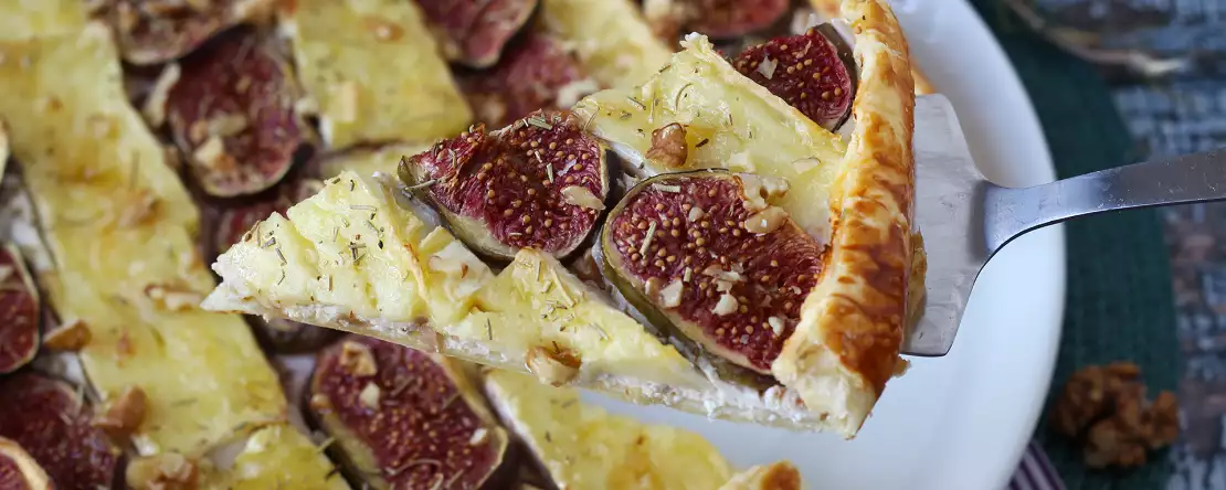 Probieren Sie noch vor Ende der Feigensaison diese dünne Tarte mit Brie und Walnüssen