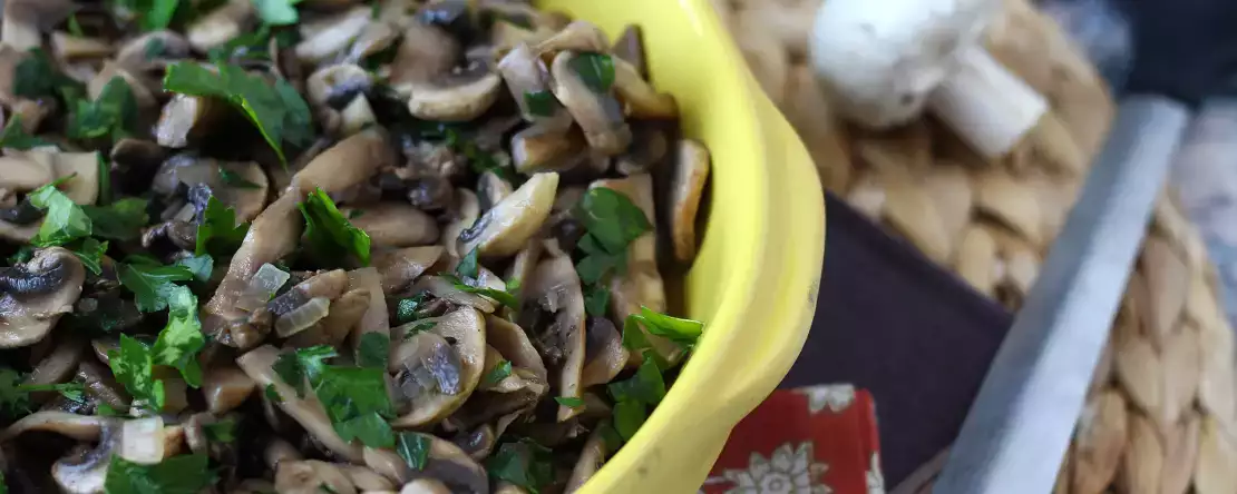 Pilze in der Pfanne – wann sollte man beim Braten Salz hinzufügen? Der richtige Zeitpunkt, um den Geschmack zu unterstreichen und ein wirklich leckeres Ergebnis zu erzielen