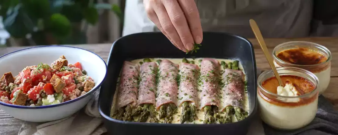 Tagesmenü, 6. Oktober 2026: Tomatensalat, grüner Spargel im Schinken-Kartoffelmantel und Eiercreme aus dem Airfryer