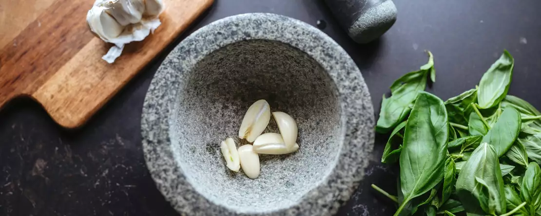 Mörser oder Mixer? Die altbewährte Methode, die den Geschmack von Rezepten wirklich verändert
