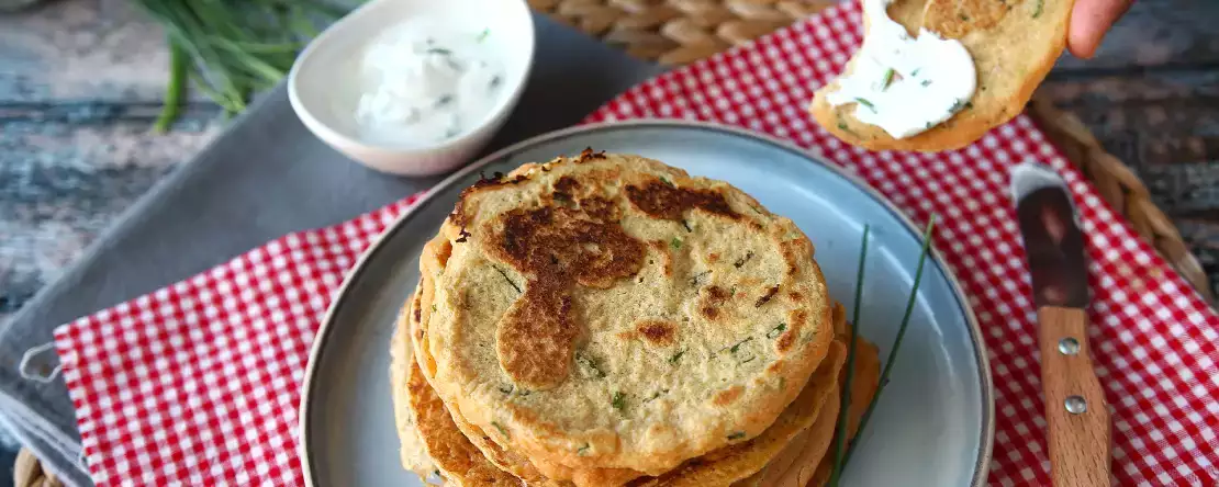 Fluffig, leicht und proteinreich: Diese herzhaften Pfannkuchen enthalten eine Zutat, die dich überraschen wird