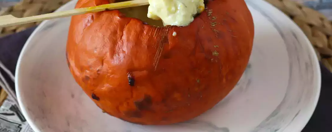 Dieser Halloween-Kürbis steckt voller geschmolzenem Käse – und alle wollen mitdippen!