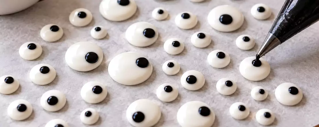Zuckeraugen selber machen: Die einfache Halloween-Deko mit nur 3 Zutaten