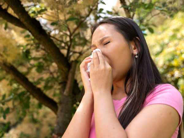 Pollen und Frühling: Welche Lebensmittel helfen gegen Niesen?