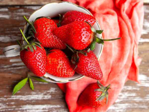 Wie man sehr reife Erdbeeren für einfache hausgemachte Desserts verwendet