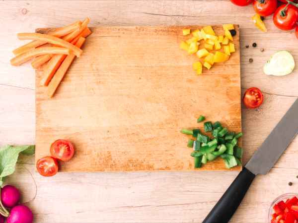 Diese kleine Mischung mit Essig wird jedes Schneidebrett retten