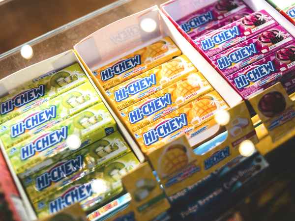 Ein einziges Stück Kaugummi setzt beim Kauen Tausende von Mikroplastik frei.