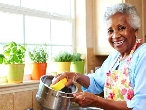 Entdecken Sie den Trick der Großmutter, mit dem Pfannen mit nur einer Zutat wie neu glänzen