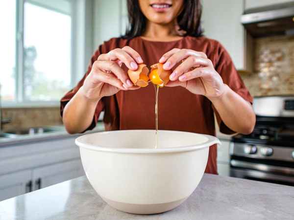 So knackt man ein Ei richtig (und vermeidet Schalen im Essen!)