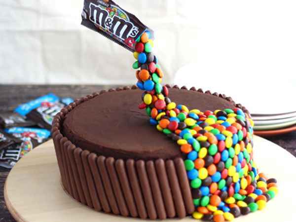 Schwerkrafttorte: die süße Illusion, die Prominente und Zuckerbäcker in ihren Bann zieht