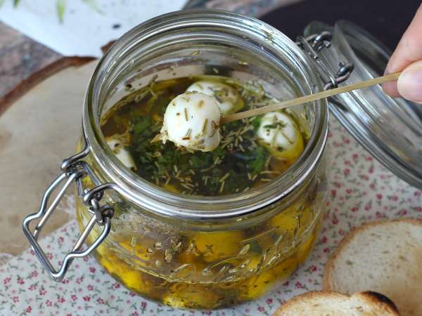 Diese marinierten Mozzarella-Bällchen machen süchtig (und sind vom Tisch verschwunden, bevor Sie blinzeln)