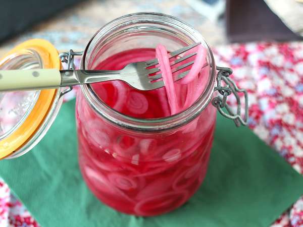 Sie werden nicht glauben, wie einfach es ist, in wenigen Minuten eingelegte Zwiebeln nach Art des Küchenchefs zuzubereiten