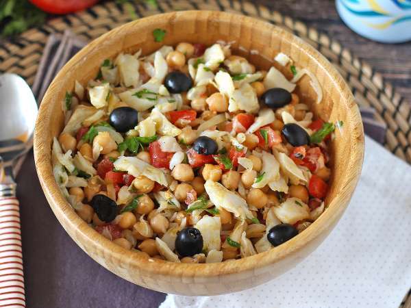 Dieser Kichererbsensalat ist alles, was man an heißen Tagen braucht: erfrischend, schnell und super nahrhaft