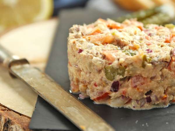 Verwandeln Sie eine Dose Sardinen in eine restauranttaugliche Pastete (einfach, billig und in 5 Minuten fertig)