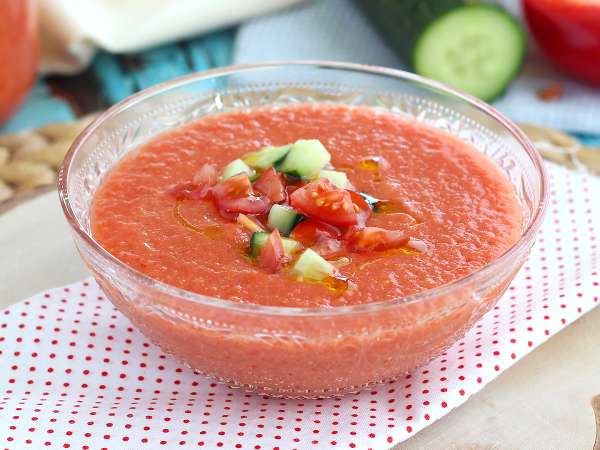 Wenn Sie schon einmal in Spanien waren, haben Sie es bestimmt schon probiert: Hier erfahren Sie, wie Sie eine echte Gazpacho zu Hause in 10 Minuten zubereiten können!