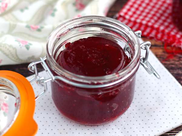 Eine selbstgemachte Pflaumenkonfitüre mit nur drei Zutaten? Ja, das ist möglich und sie ist absolut köstlich!