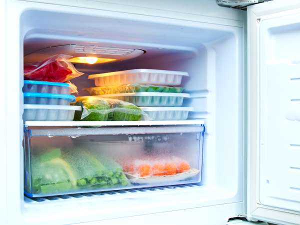 Wenn man vergisst, die Gefrierschranktür offen zu lassen, kann dies zu Gesundheitsrisiken führen. Hier ist der Grund
