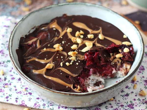 Overnight oats rote Früchte und Schokolade: das gesunde Frühstück, das schon am Morgen auf Sie wartet