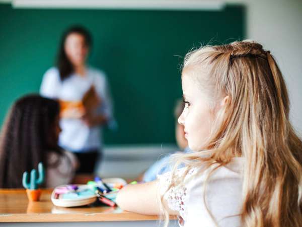 Für den Snack, der die Kinder im Klassenzimmer ruhig hält, braucht man nur 2 gewöhnliche Zutaten aus Ihrer Küche