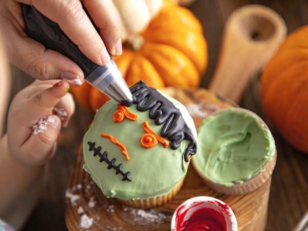 Vier Fehler beim Einfärben von Lebensmitteln, die erklären, warum Ihre Halloween-Desserts nicht so ausfallen, wie Sie es sich erhofft haben.