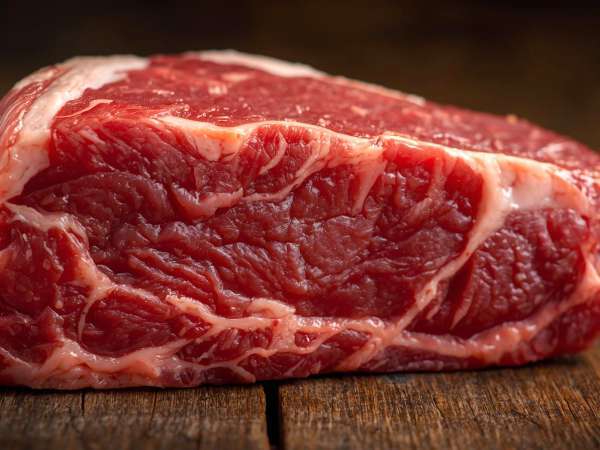 Hinter blutigen Steaks und viralen Versprechungen: Was die Wissenschaft WIRKLICH über die fleischfressende Ernährung sagt