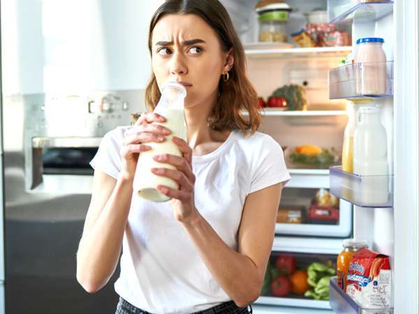 Kalte Milch aus der Flasche trinken: die Angewohnheit, die das Immunsystem schwächt
