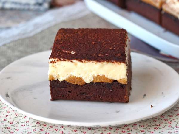 Sind Sie immer noch unschlüssig, ob Sie Brownie oder Tiramisu essen sollen? Dieses Dessert beendet das Dilemma mit einer unwiderstehlichen Mischung