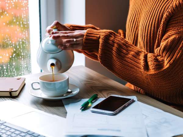 Sie glauben, dass Sie sich in der Kälte mit Flüssigkeit versorgen... aber ist Tee wirklich ein Ersatz für Wasser?