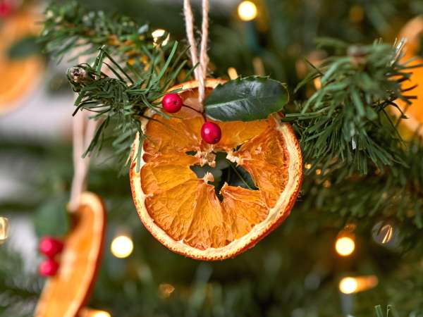 Wie man getrocknete Orangen für die Weihnachtsdekoration herstellt (und das Haus festlich duften lässt)