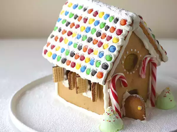 Wie man ein Lebkuchenhaus von Grund auf selbst herstellt (und es sieht umwerfend aus)