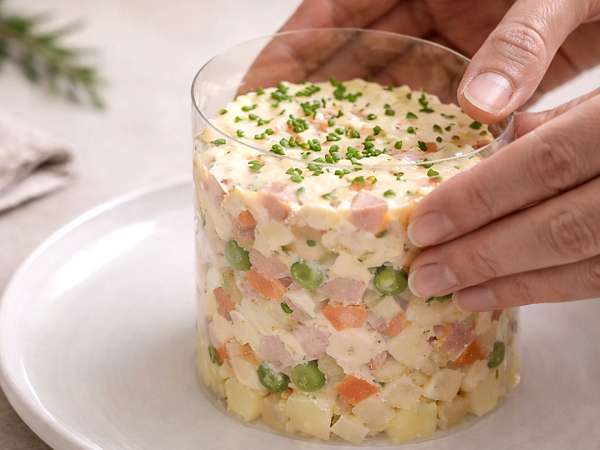 Ohne Plattierring und mit Gästen: der Trick, der die Präsentation Ihrer Gerichte rettet (mit etwas, das Sie bereits zu Hause haben).