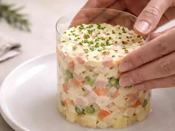 Ohne Plattierring und mit Gästen: der Trick, der die Präsentation Ihrer Gerichte rettet (mit etwas, das Sie bereits zu Hause haben).