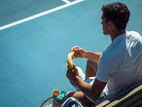 Energie-Snacks von Tennisspielern in den Pausen: was sie essen und warum