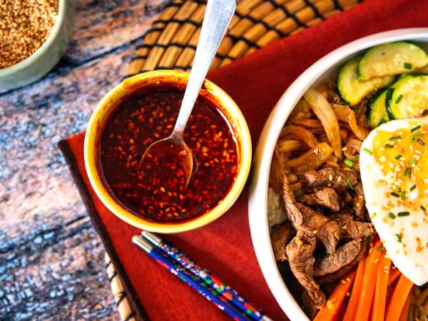 Wie man Gochujang verwendet: der koreanische rote Teig und 7 Rezepte, um ihn zum ersten Mal zu verwenden