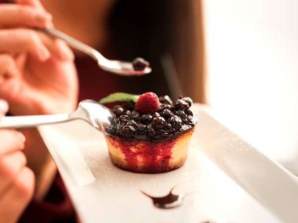 Das Dessert ist dasselbe. Die Sensation ist es nicht: Wussten Sie, dass das Besteck den Geschmack verändern kann?