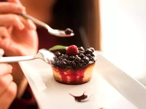 Das Dessert ist dasselbe. Die Sensation ist es nicht: Wussten Sie, dass das Besteck den Geschmack verändern kann?