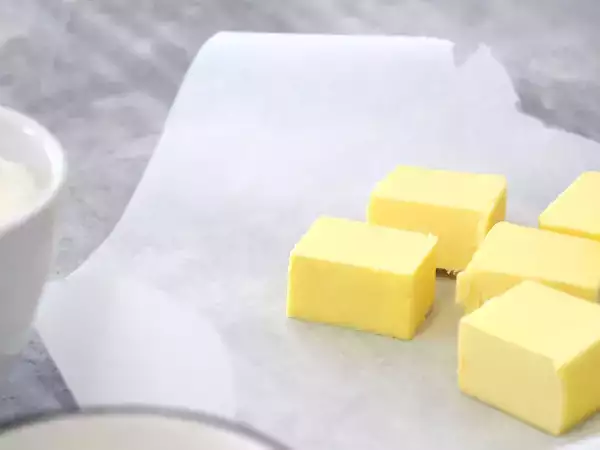 Kalte, cremige oder geschmolzene Butter: das Detail, das über Ihr Dessert entscheidet.