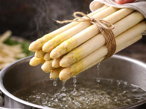 Warum Spitzenköche weißen Spargel im Bündel kochen