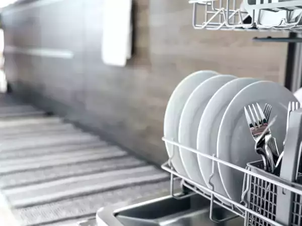 Sollten Sie Ihr Geschirr spülen, bevor Sie es in den Geschirrspüler stellen - sagen die Experten