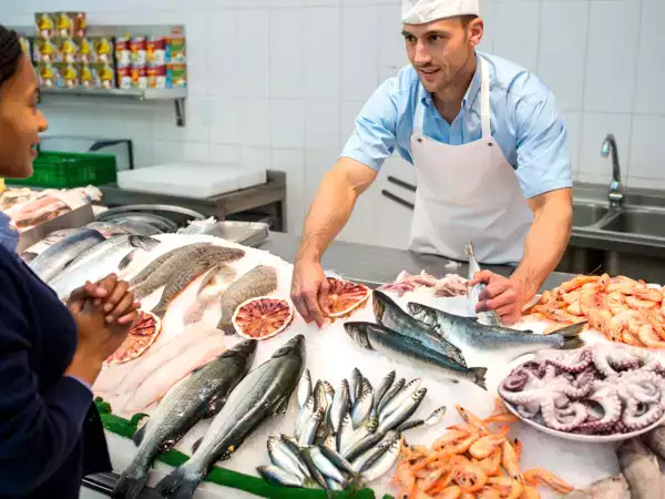 Nährstoffreicher als Lachs und unendlich billiger: der vergessene Fisch, der Ihre Ernährung verändern könnte