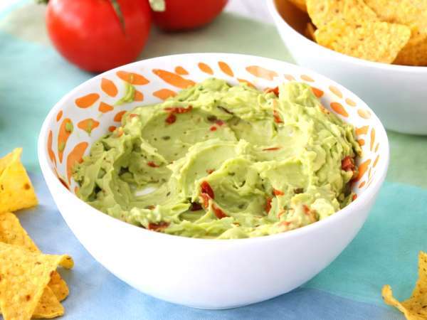 Wie man Guacamole am besten aufbewahrt, damit sie am nächsten Tag nicht braun wird.