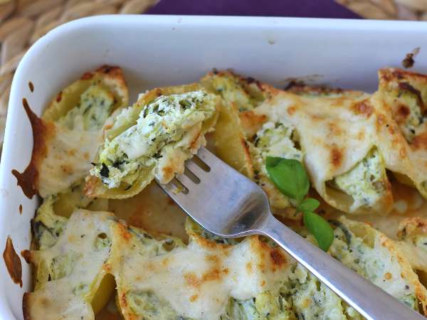 Conchiglioni gefüllt mit Ricotta, Zucchini und Zitrone: der perfekte cremige erste Gang für das Osteressen