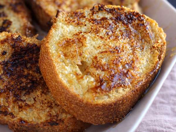 Welches Brot eignet sich am besten für die Zubereitung von Torrijas und warum ist nicht jedes Brot geeignet?