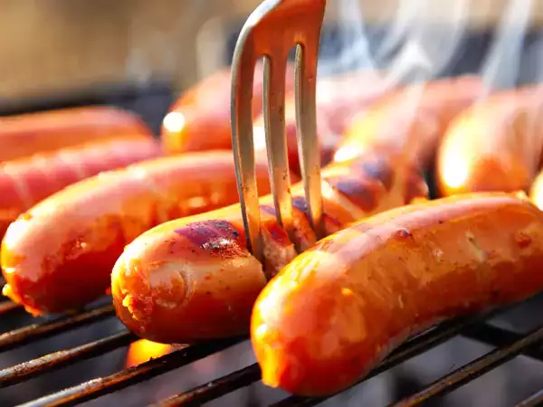 Würstchen vor dem Braten einstechen: gewöhnlicher Fehler oder genialer Trick? die Wahrheit, die alles verändert