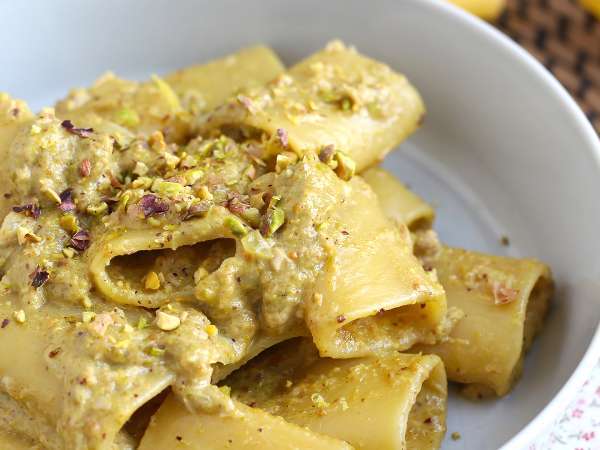 Diese cremige Pasta wird ohne Sahne zubereitet: das Ergebnis ist unglaublich