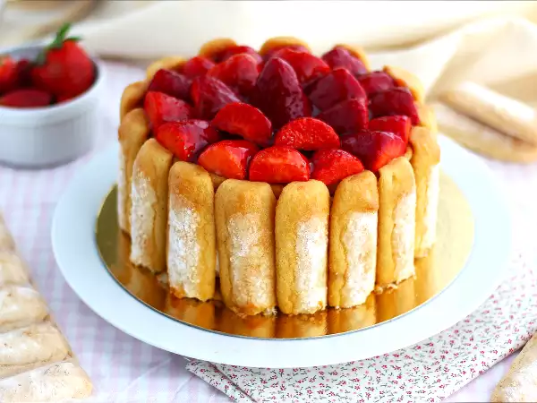 Diese einfache Erdbeer-Charlotte ist eindeutig unser Lieblingsdessert im Frühling!